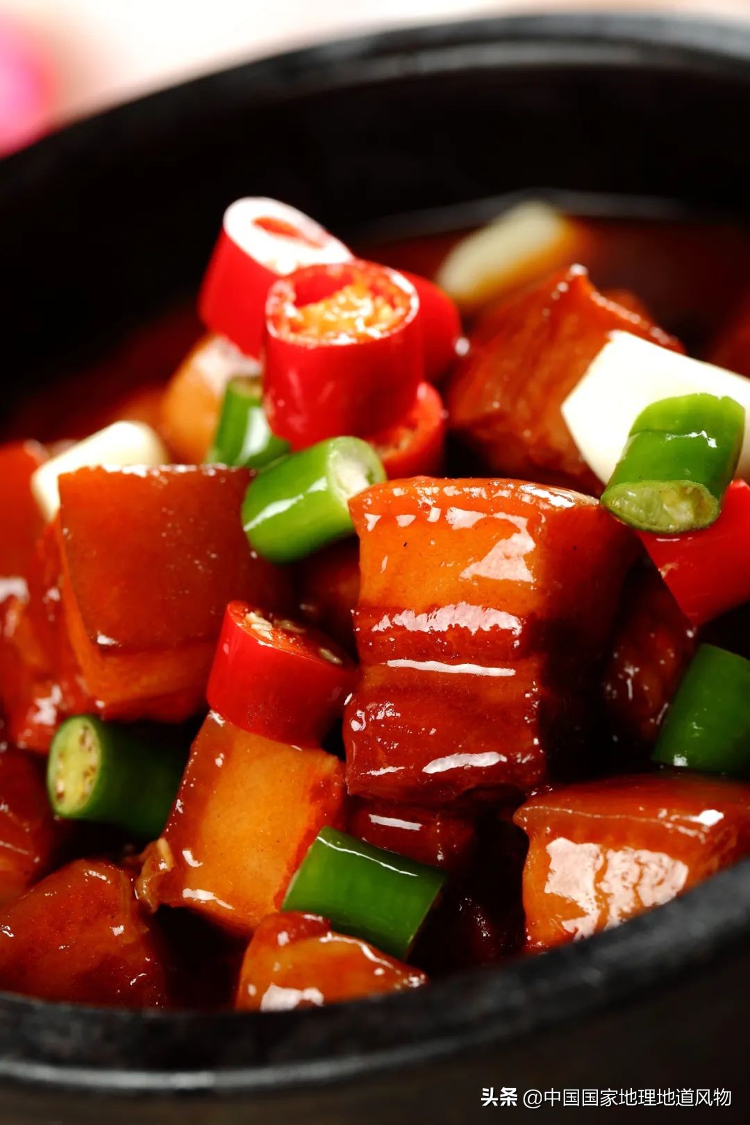 红烧肉是一道非常经典的中式菜肴,红烧肉中国家常菜的经典