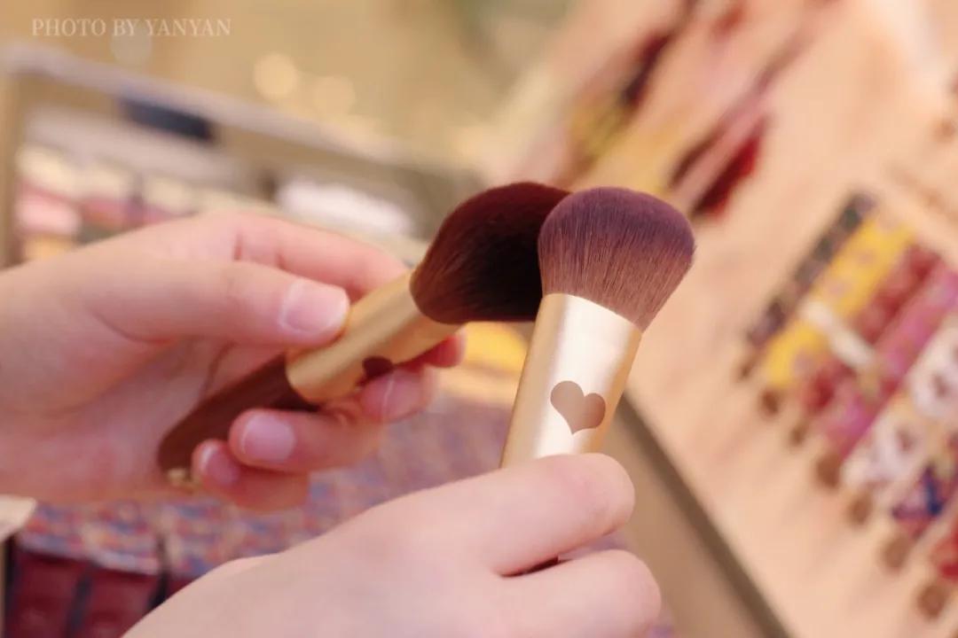 彩妆集合店wowcolour介绍,超大网红彩妆集合店wowcolour大连