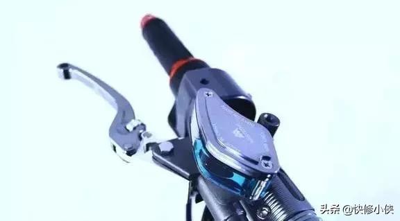 电动车有电拧把手有时走有时不走,电动车淋雨有电拧转把不走怎么修