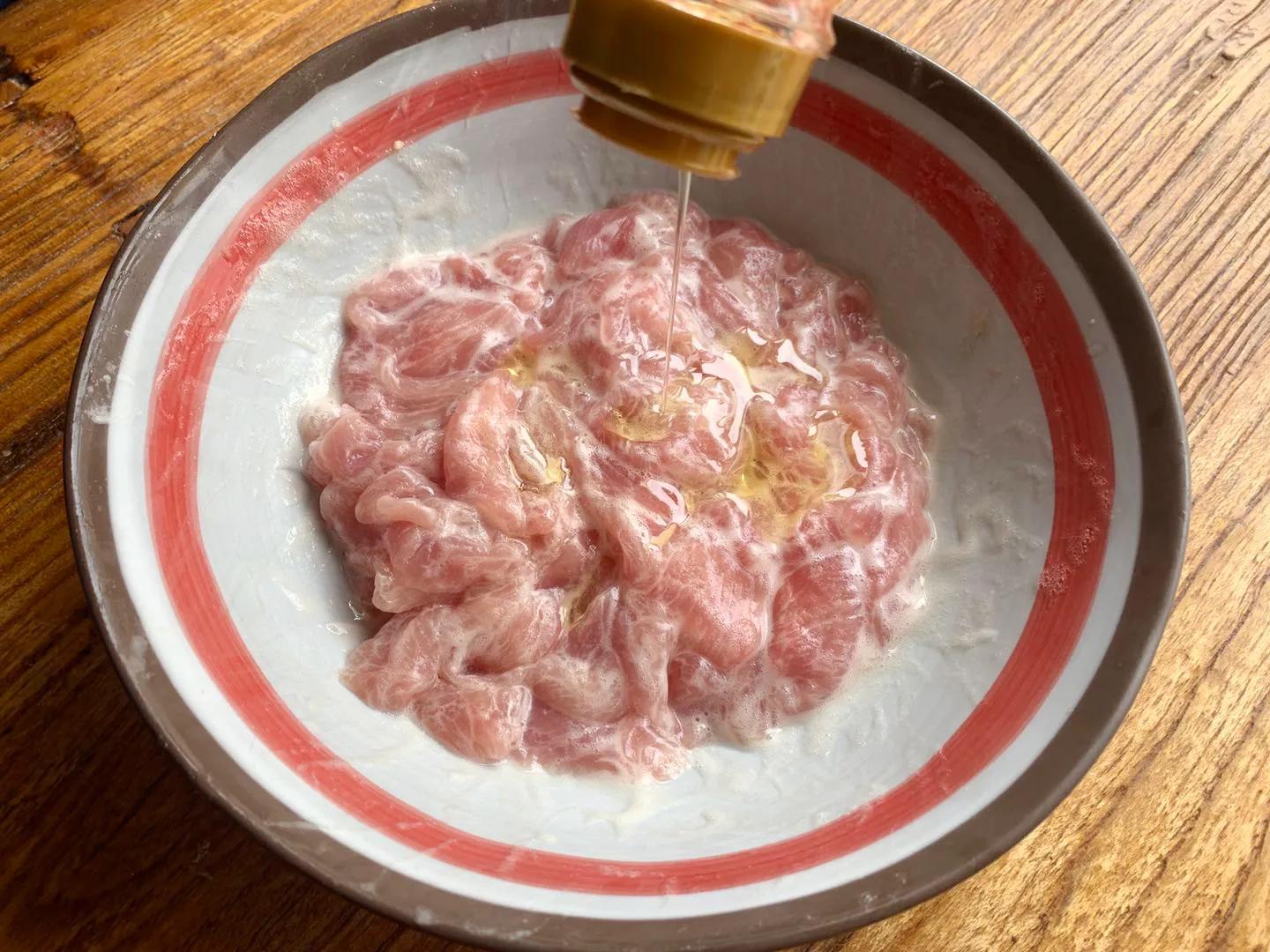 大厨分享的肉片上浆技巧，顺序最重要，这样做肉片鲜嫩爽滑超好吃