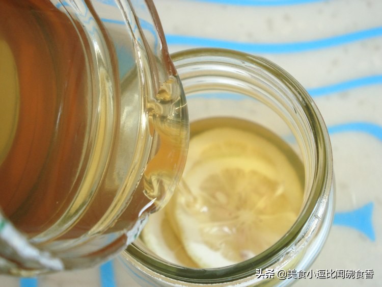 蜂蜜柠檬水用开水泡还是凉水,蜂蜜柠檬水的动漫图片