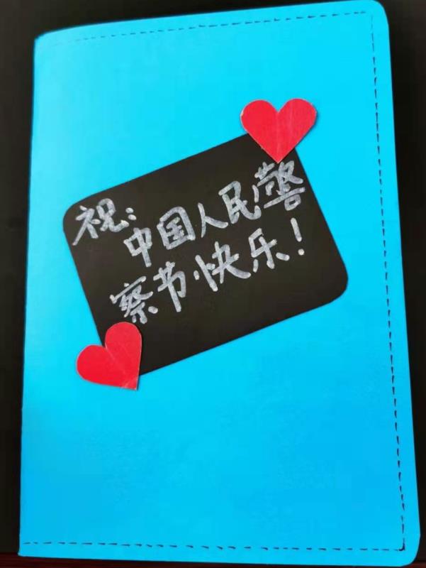 小朋友给00后民警送甜甜的锦旗图,民警小小锦旗表谢意