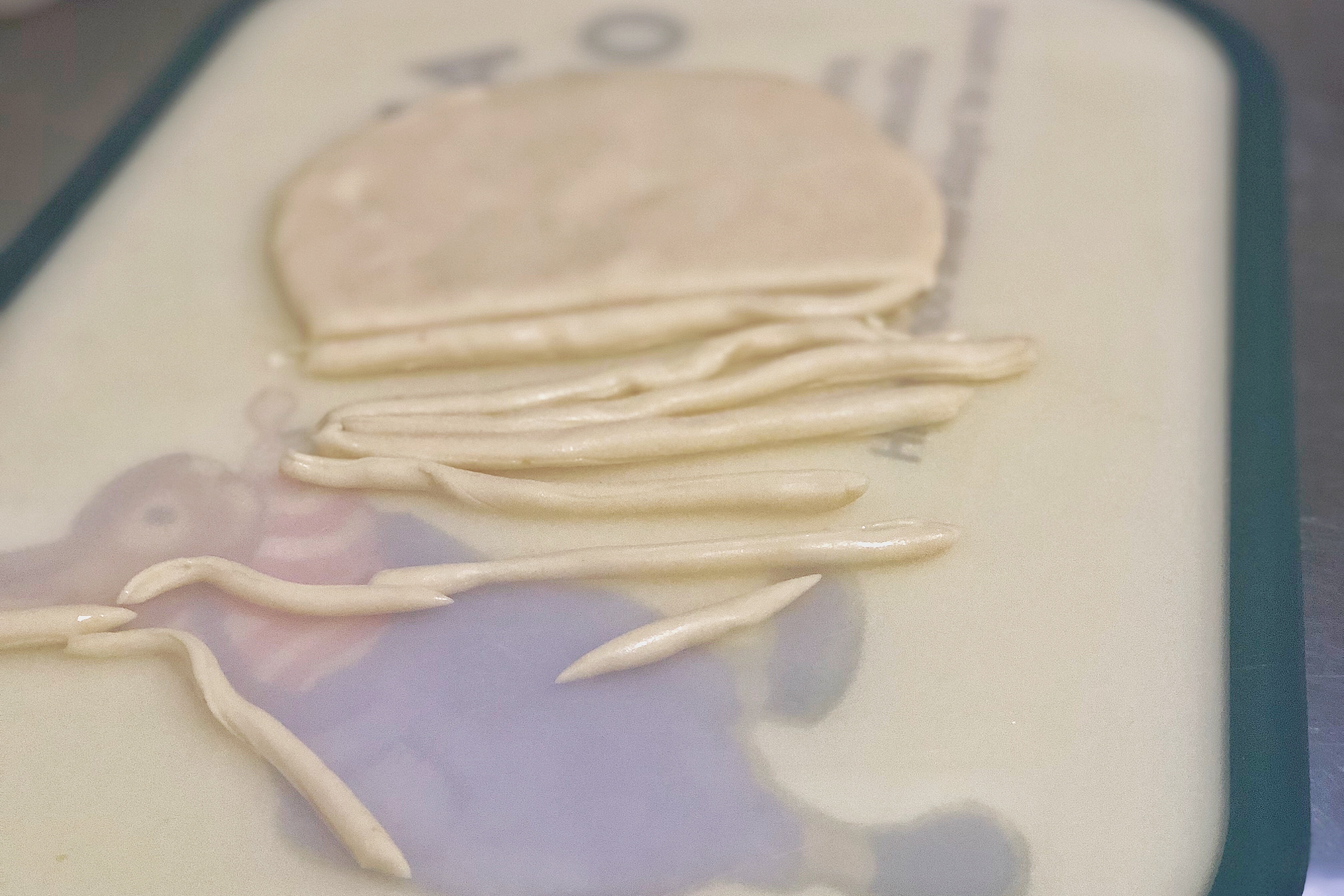 自己在家也能做拉面又细又长，配上西红柿鸡蛋的卤子，味美鲜香