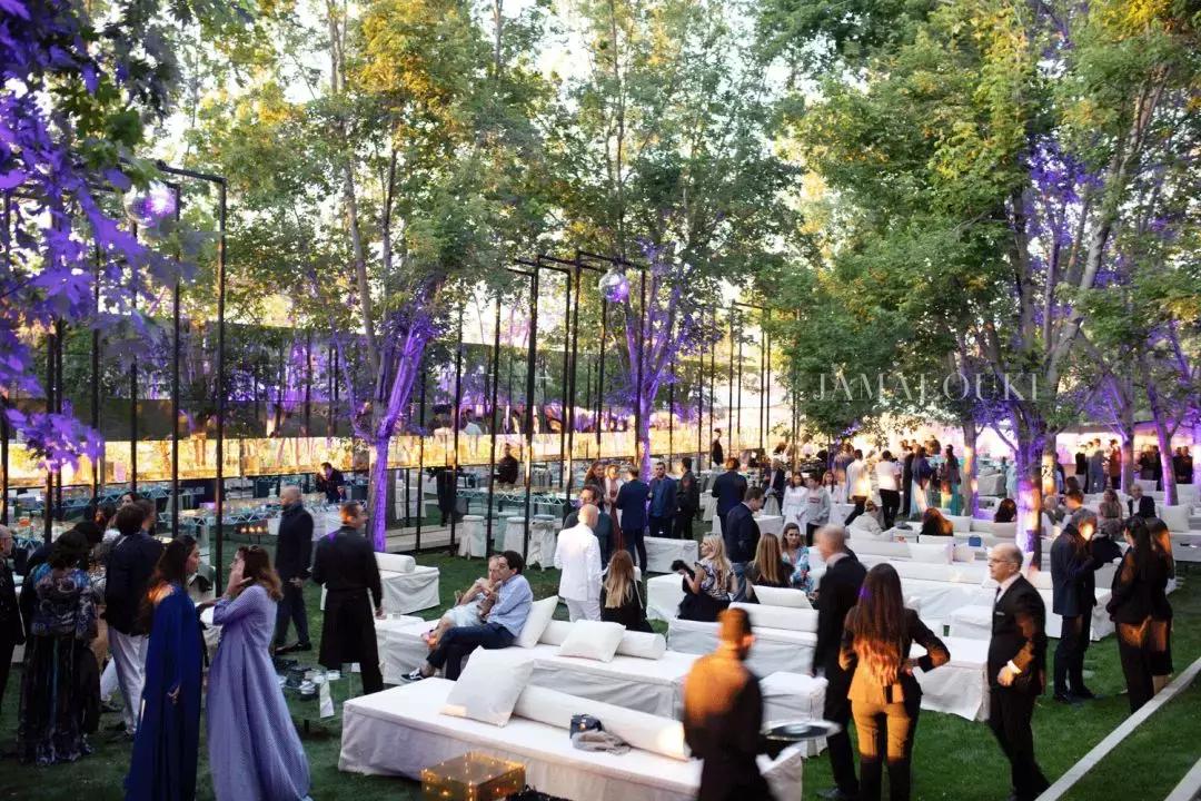 15万颗施华洛世奇水晶,eliesaab婚纱