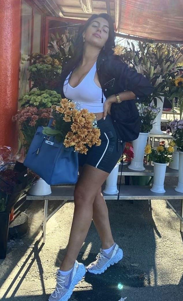 c罗换板寸新发型抢眼,c罗不忘初心