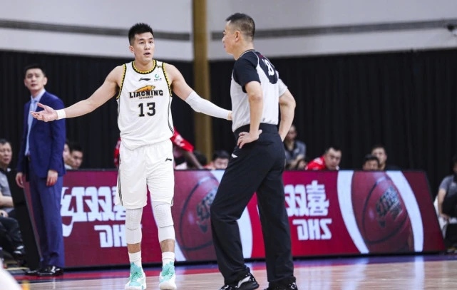 郭艾伦遭驱逐,郭士强“罢赛”遭重罚!CBA管理层看人下菜碟?