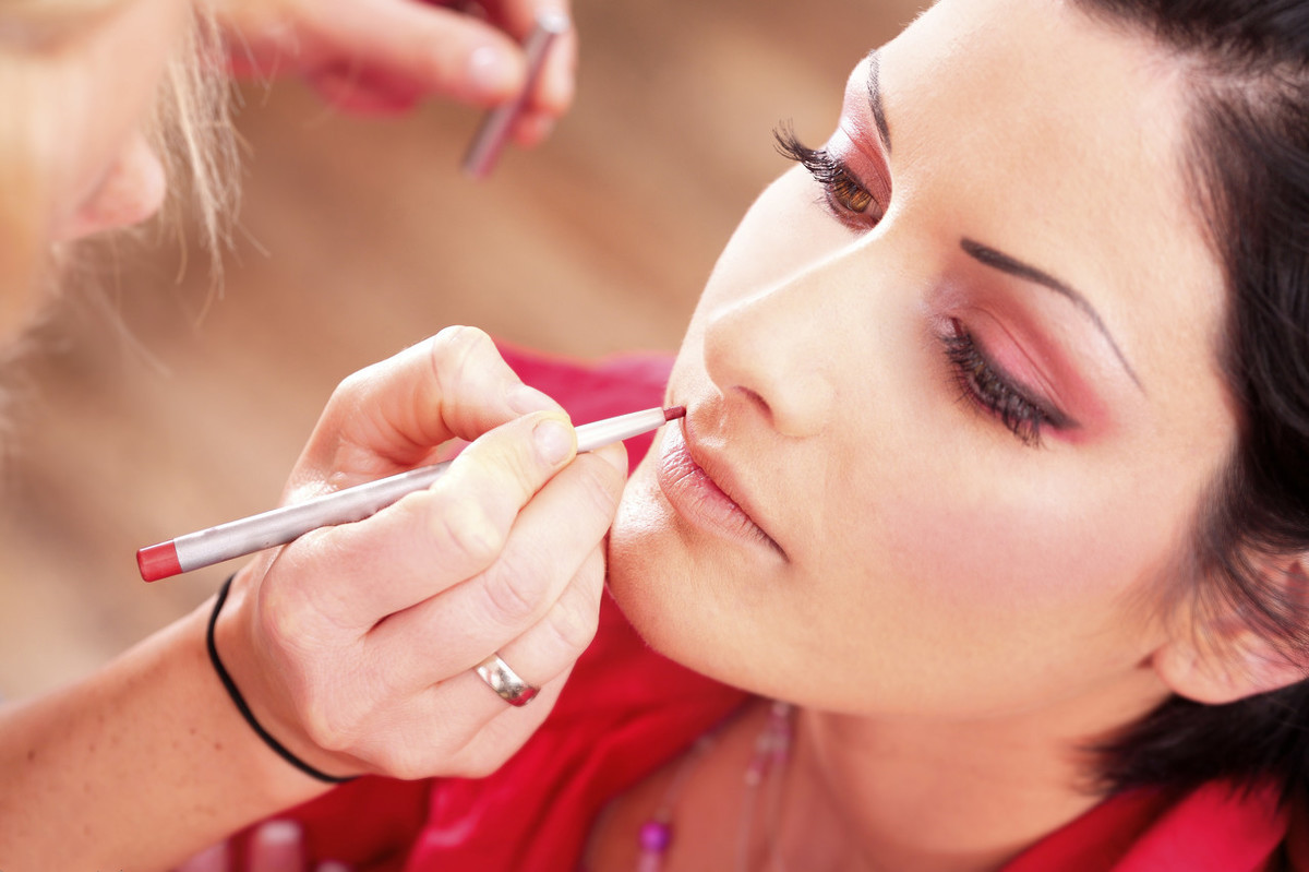 新手化日常淡妆的步骤,女人出门前化个淡妆步骤