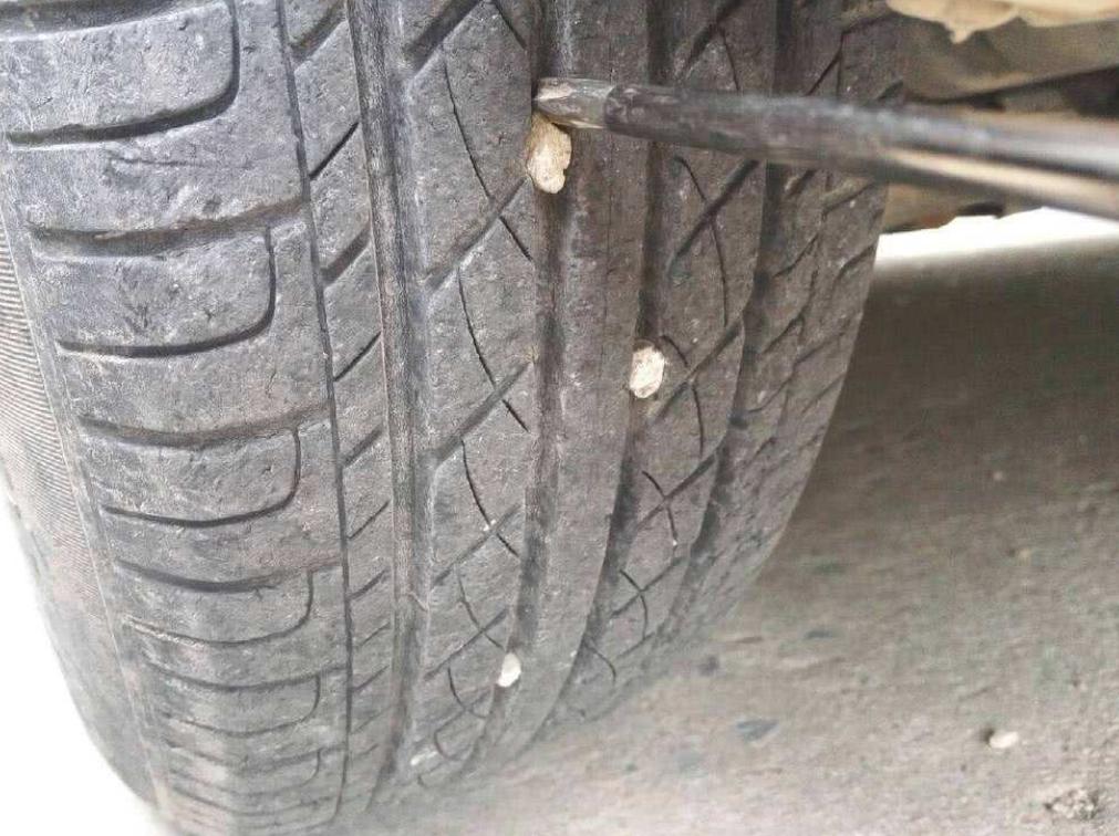 为什么汽车轮胎容易卡石子,汽车轮胎卡石子技巧