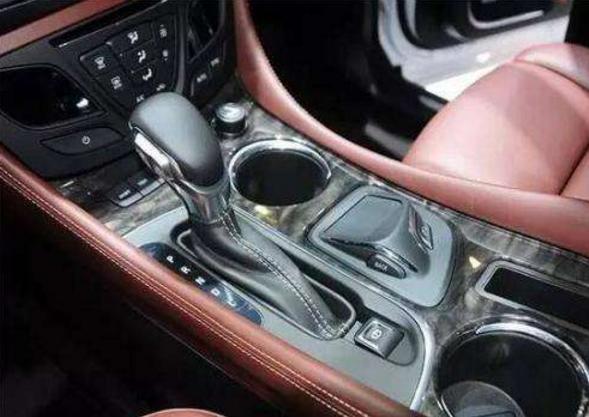 高速突然爆胎采取安全措施是什么,高速路上突然爆胎该如何正确驾驶