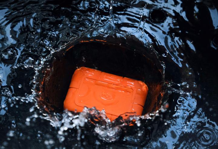 推荐一款简单精致的电脑桌 (实木电脑桌效果图大全2015款)