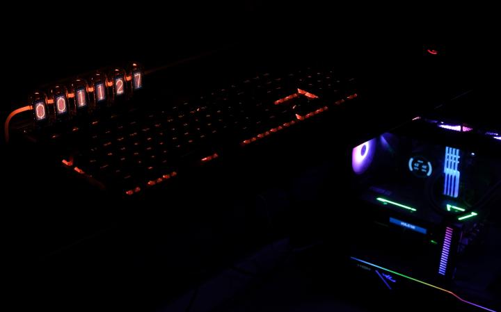 推荐一款简单精致的电脑桌 (实木电脑桌效果图大全2015款)