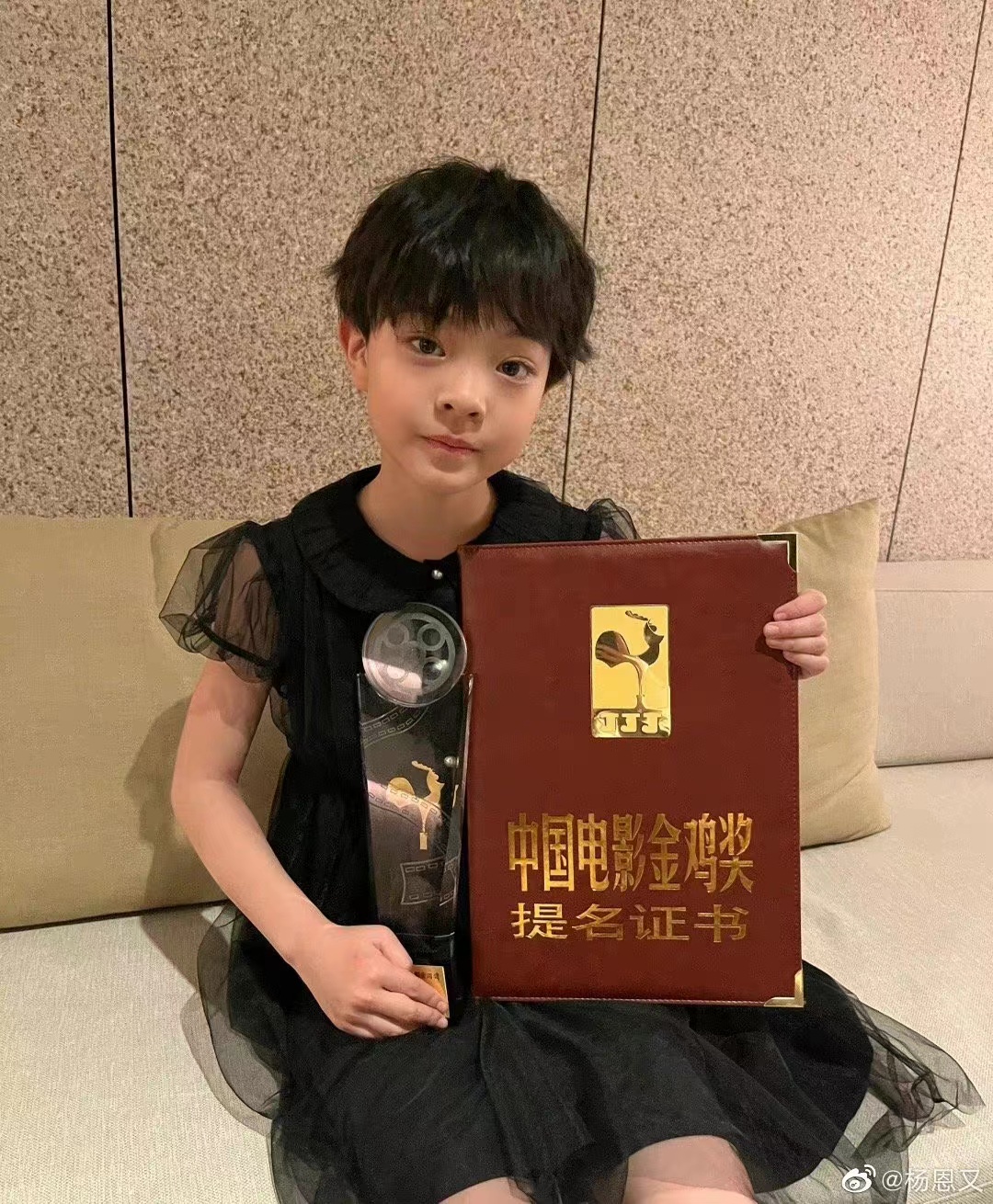 9岁的杨恩又好圈粉，短呢套装搭配马丁靴，剪短发后又帅又可爱