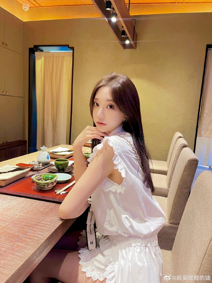 王思聪穿价值百万球鞋陪女友逛街,王思聪穿百万球鞋霸气买单