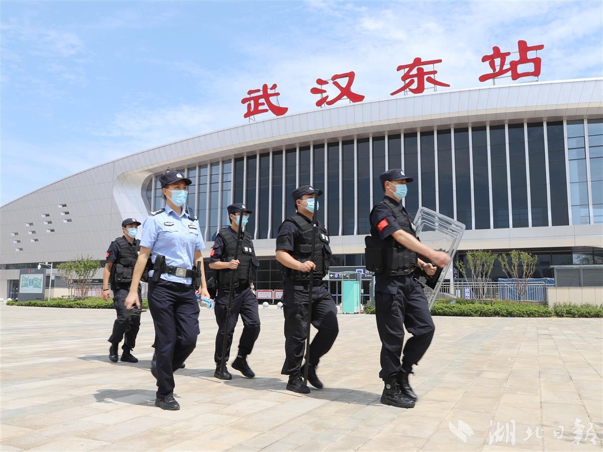 祝福祖国守护平安简报,国庆节警察祝福祖国守护平安