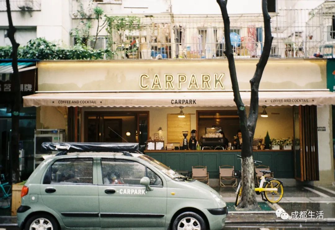 12条时髦老街，长满晒太阳的成都人