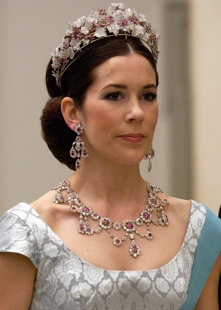 这颗生于东方，在法兰西结果的红莓，“果农”竟是卡地亚？