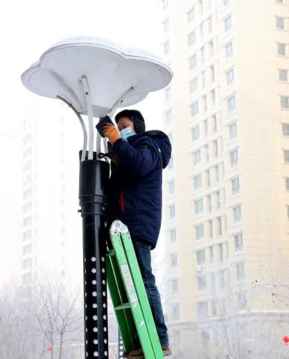 村民自费为乡道装路灯,自己掏钱安路灯