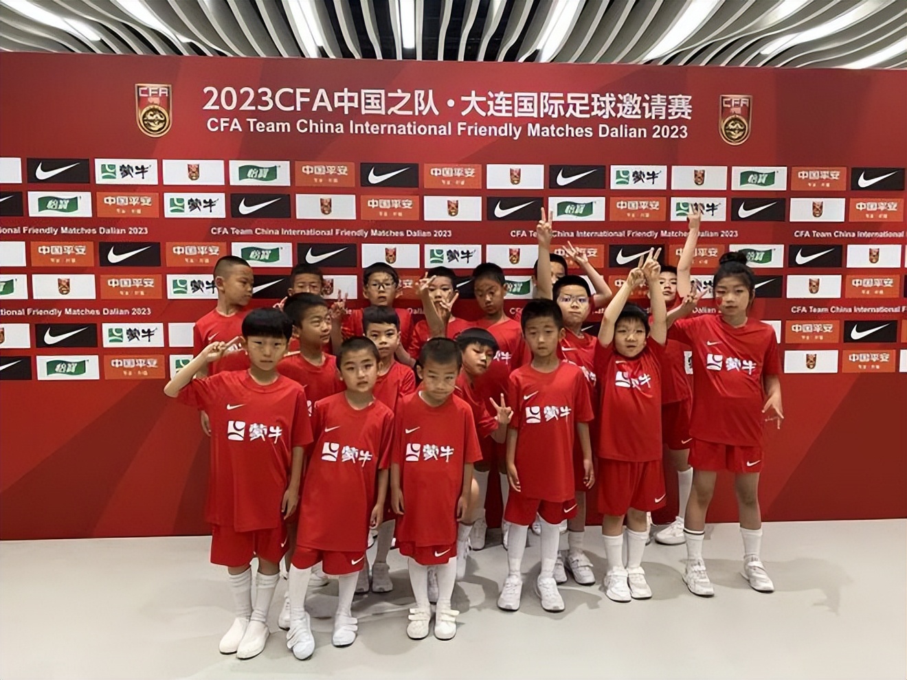 大手拉小手！“蒙牛球童少年”亮相CFA中国之队赛场