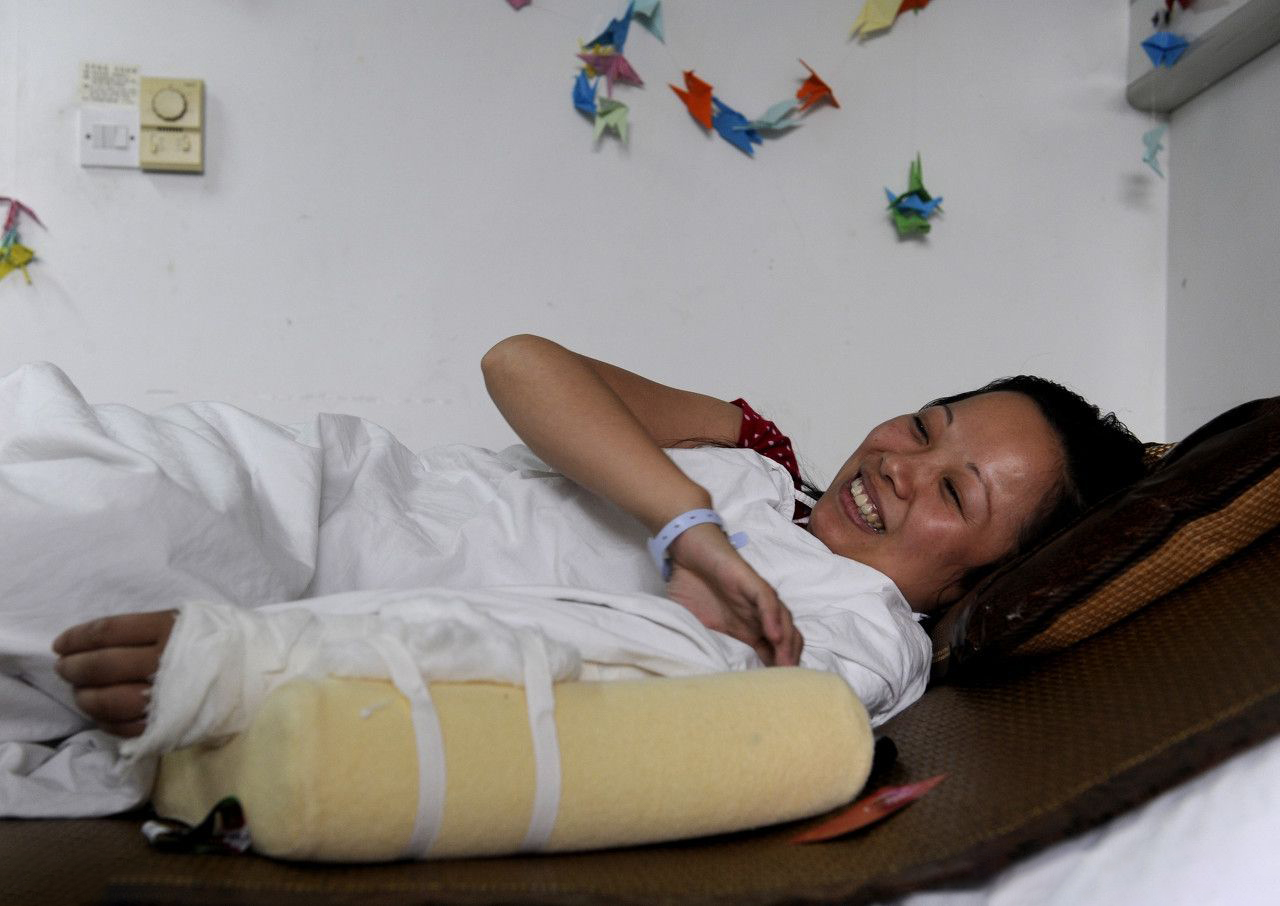 8人用被子接住坠楼女孩视频,小孩坠楼女子徒手接住