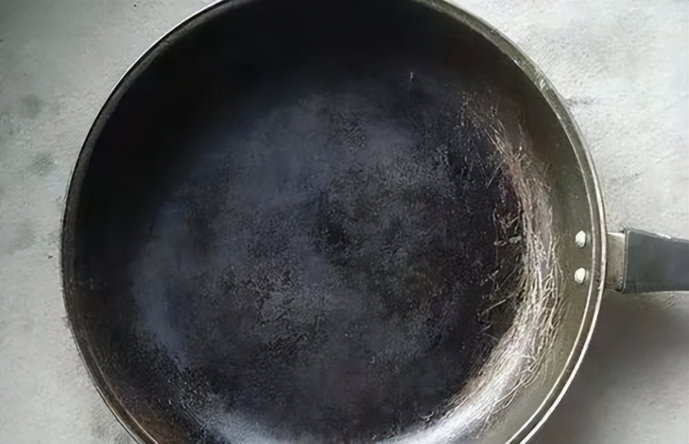 不粘锅涂层轻微刮出条印有毒吗,不粘锅涂层危害视频