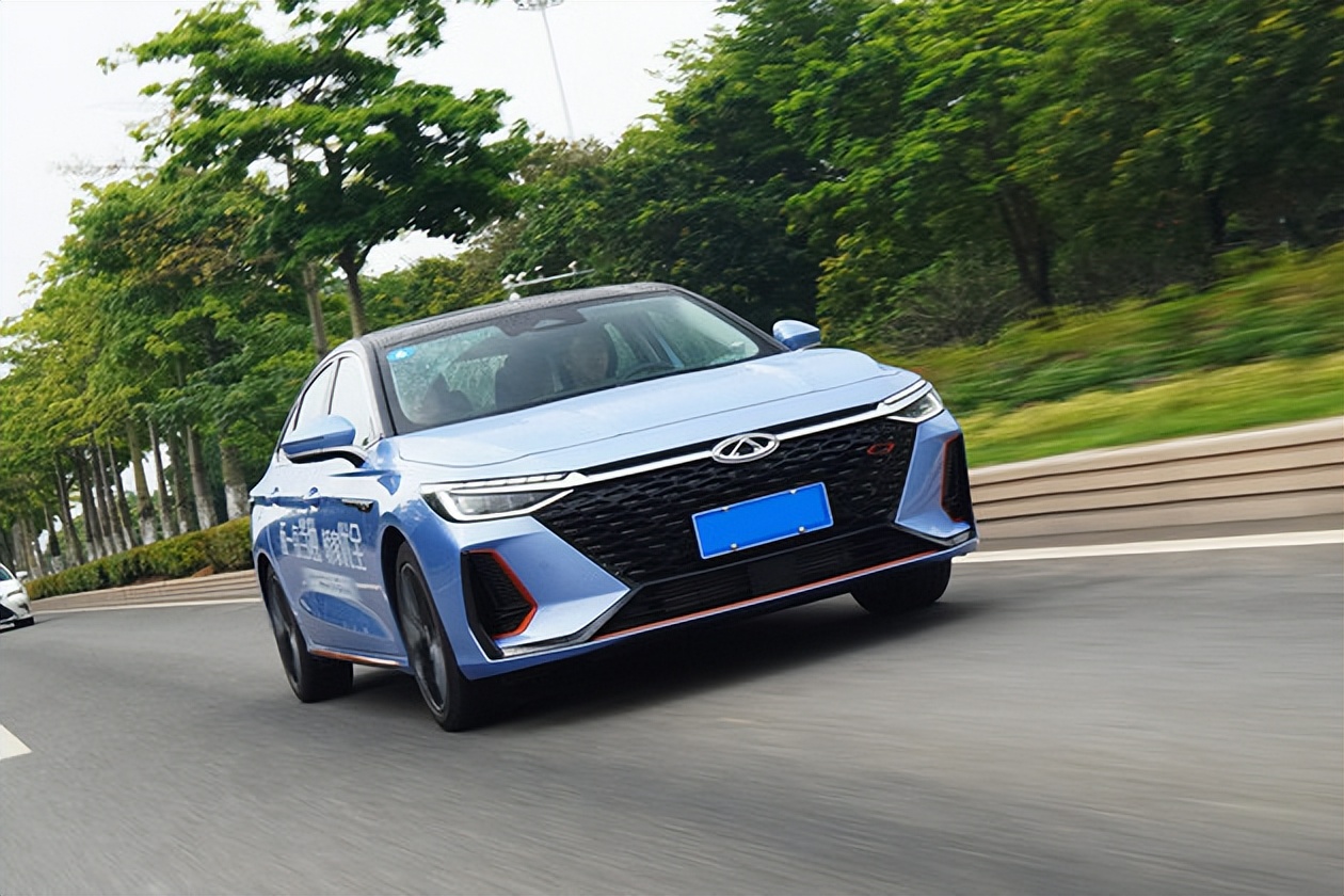 不负新时代,比亚迪宋plusdmi和奇瑞艾瑞泽8