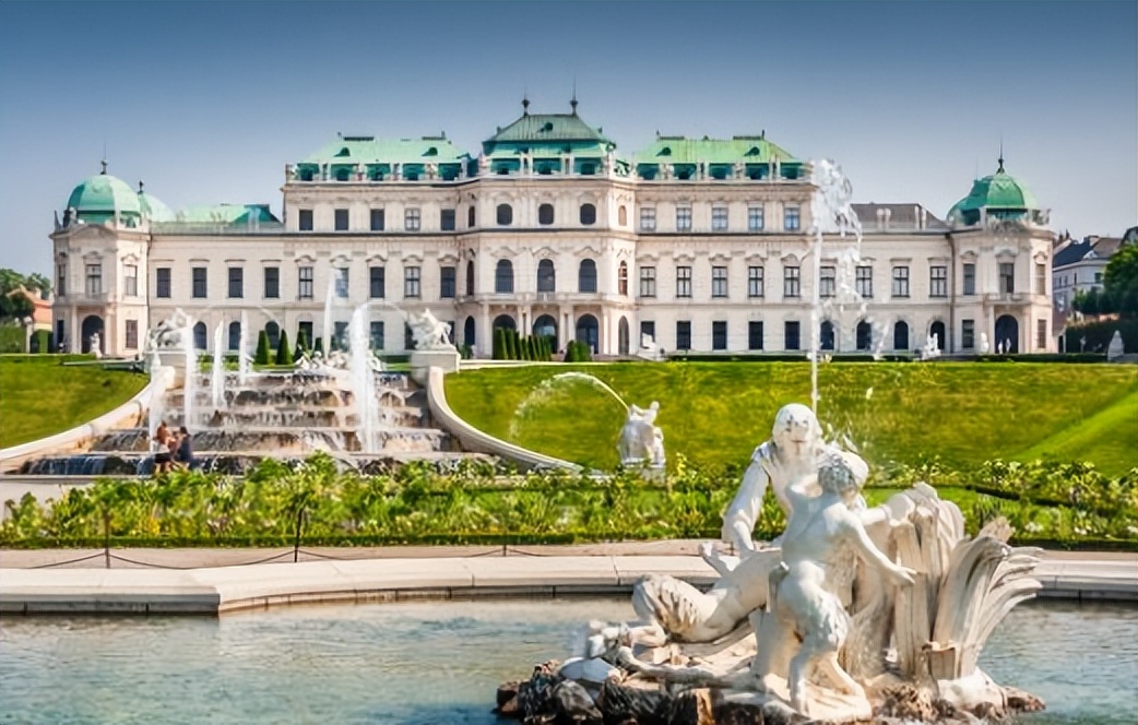 “花钱如流水”唐嫣：一个手机壳价值四万，她为何频穿假货走秀？