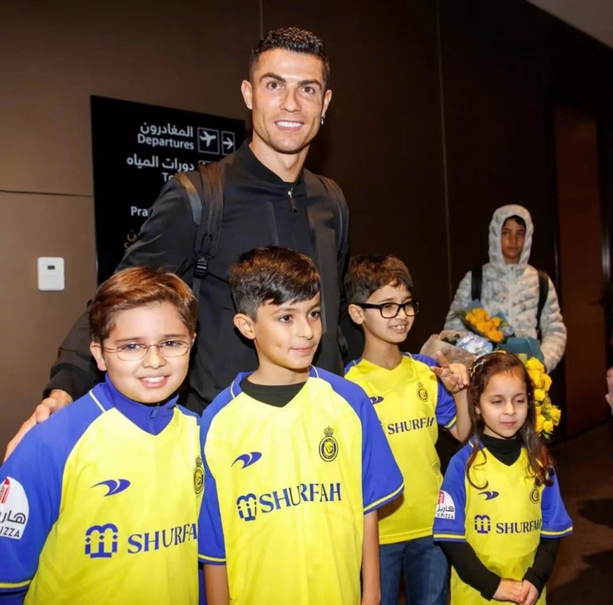 c罗乔装打扮和乔治娜去迪士尼,c罗在迪拜为乔治娜庆生