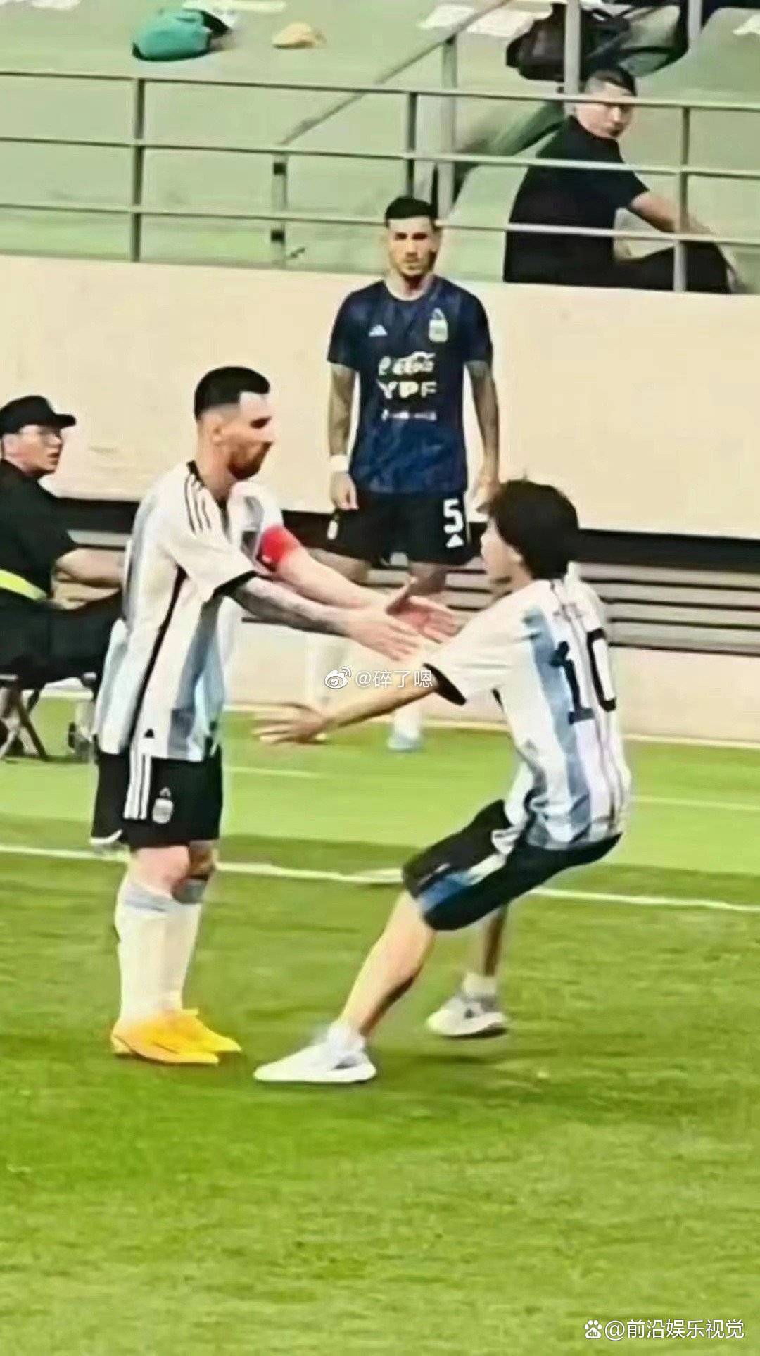 多名球迷冲进场内合影梅西,梅西走位秀