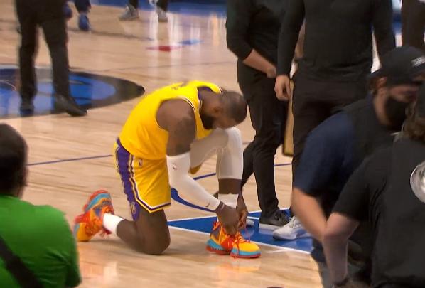 老詹上脚的板鞋,老詹崴脚起来后直接跺脚