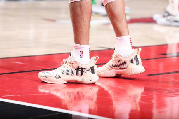 NBA球员上脚：欧文穿天价Kyrie4，中国球鞋太帅了