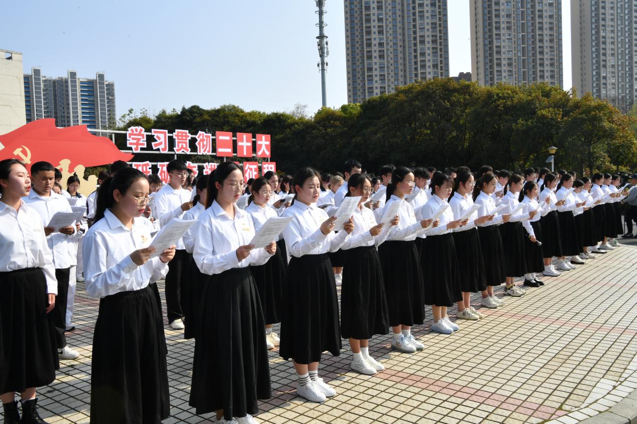 江西中医药大学：清明红诵育新人