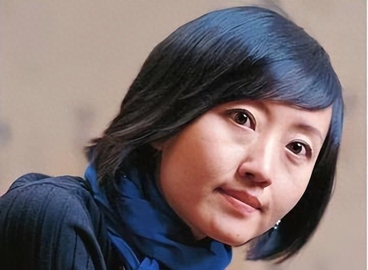 从天之骄女到卑微下跪,柴静为什么会被称为公知女神