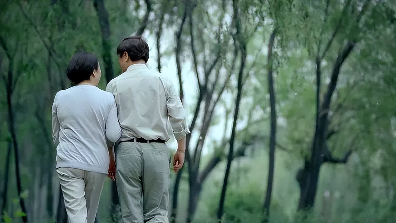 60岁经常散步有什么效果,经常散步对身体健康有益