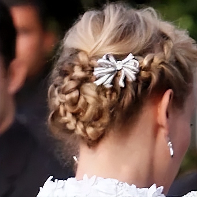 王冠要怎么戴才不会压塌头发,王冠头饰戴法