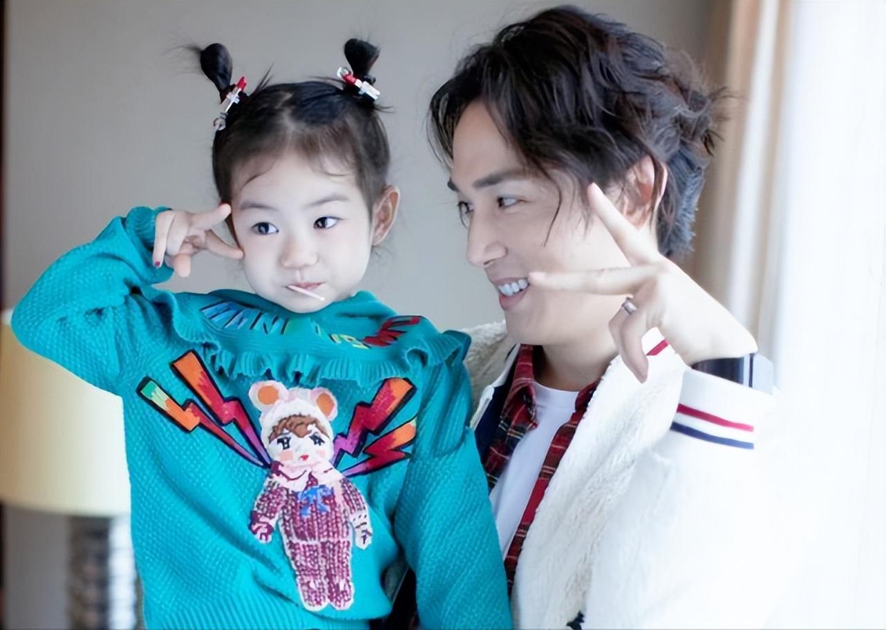 待产的戚薇公开假货事件进展，下个月生二胎，老公忙着录3档综艺