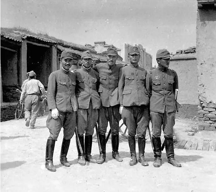 国军参谋长加入新四军，后率部“叛变”被骂汉奸，粟裕：连升三级