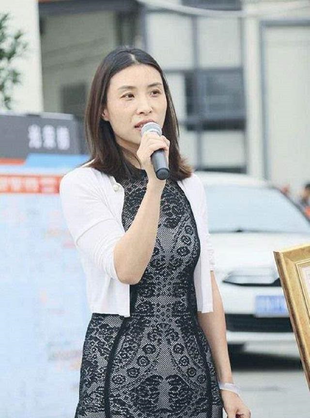 从工厂小妹逆袭为申通霸总，146亿卖掉申通后，靠卖雨伞又挣200亿