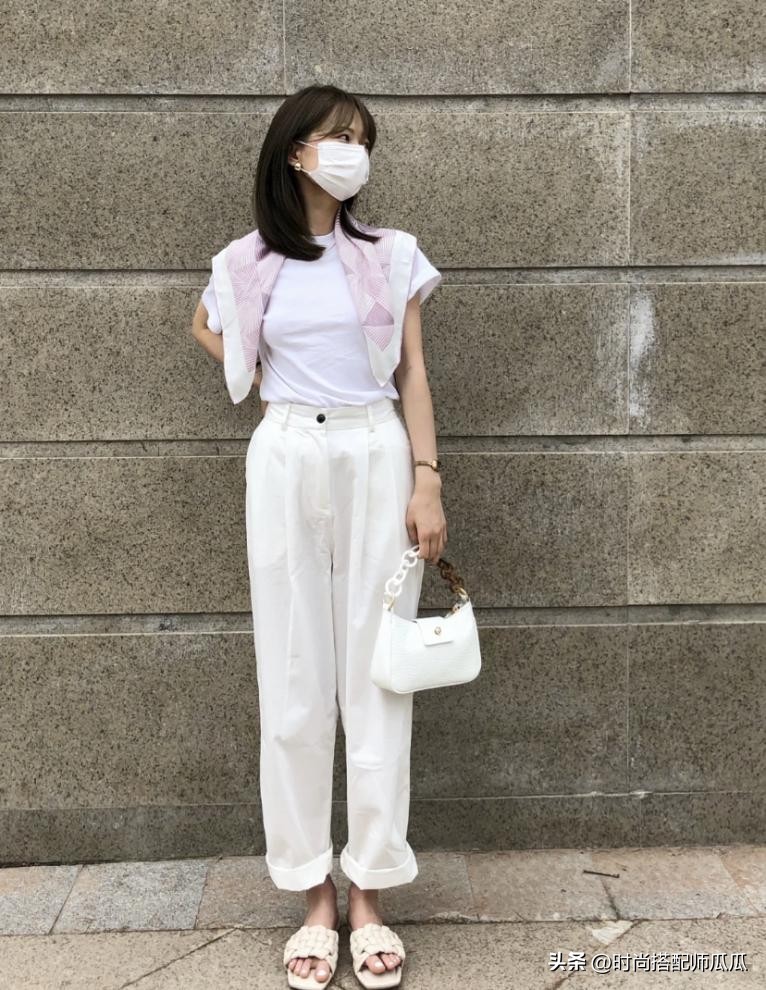 穿T恤系“丝巾”，凭什么优雅又好看？这2个精髓，学会就时髦