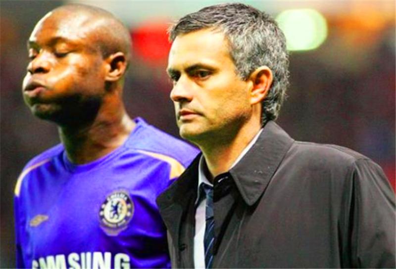 受穆帅信任却执意离队，司职后卫却继承博格坎普10号，不走寻常路