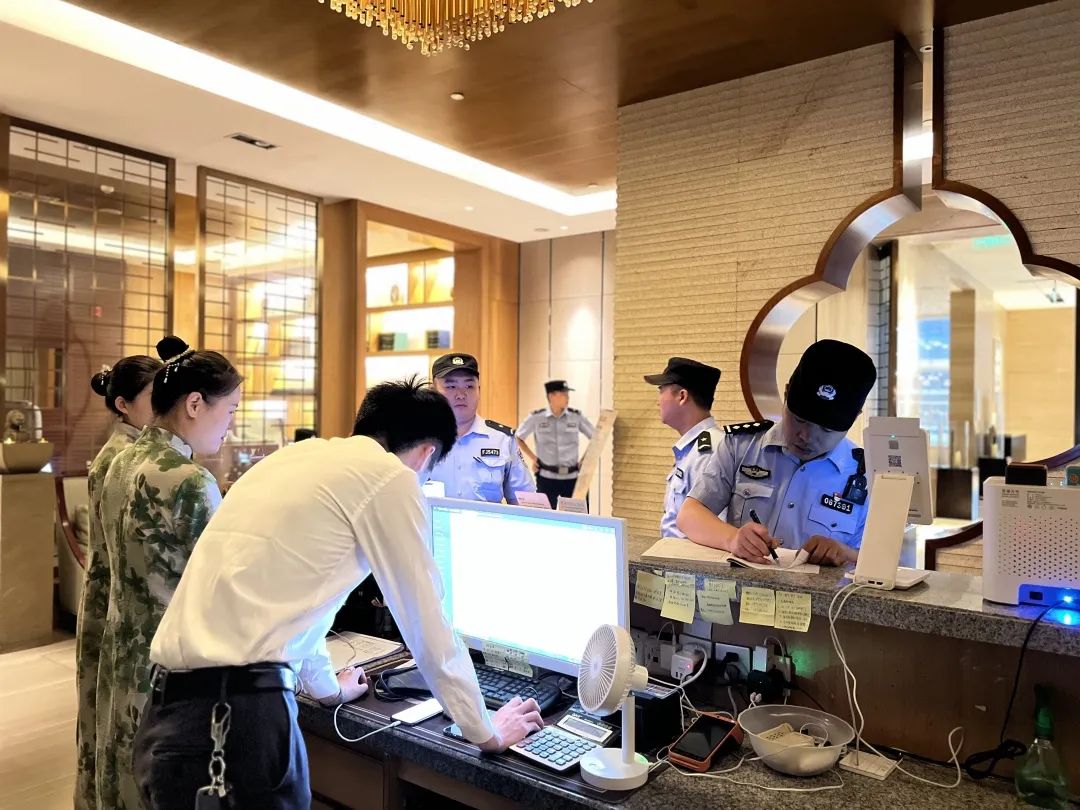 夏季行动|高新公安：警灯照夏夜藏蓝护平安