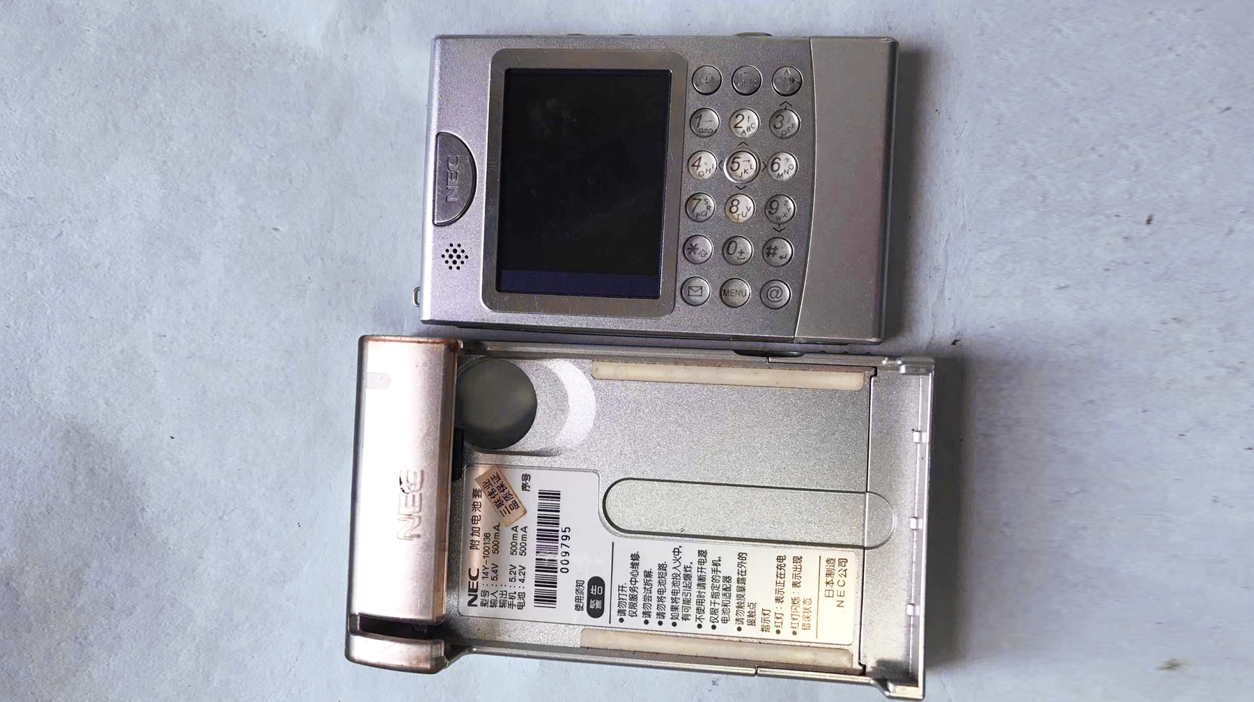 全金属机身带背夹电池，体验一款旧功能手机，这些设计很有前瞻性