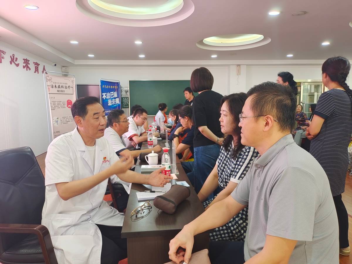 沈河区中医院：医师邂逅教师节名医送药进名校