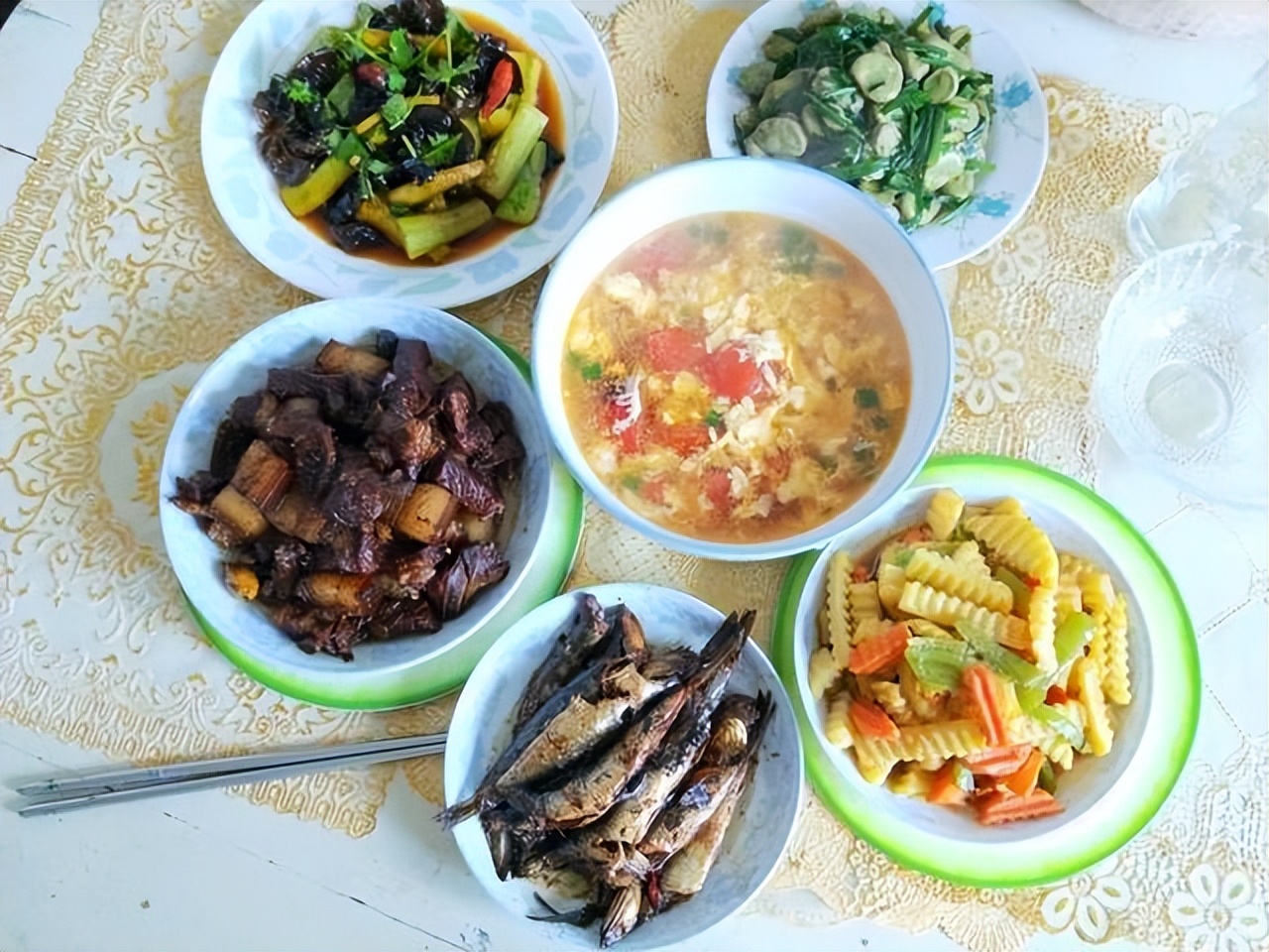 晚上吃苹果有什么毒啊,吃苹果伤胃吗什么时候吃好