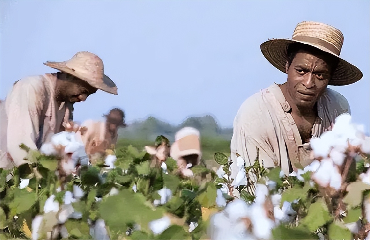 黑奴船上的悲惨生活：男性被关进船舱，女性在甲板上不断发出惨叫