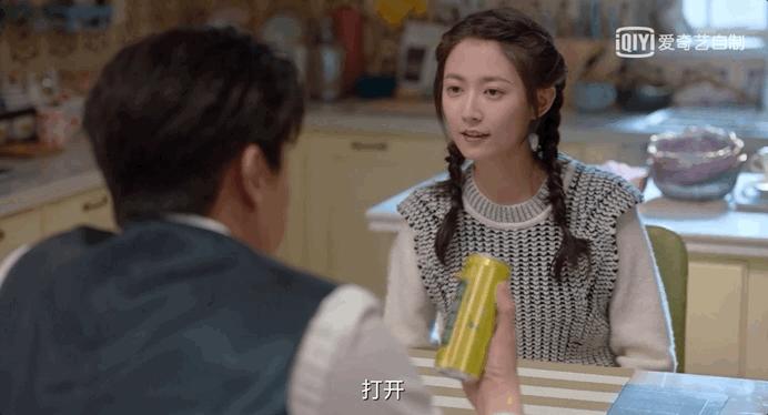 敢问这位男演员是沉浸在民国剧中无法自拔了吗?