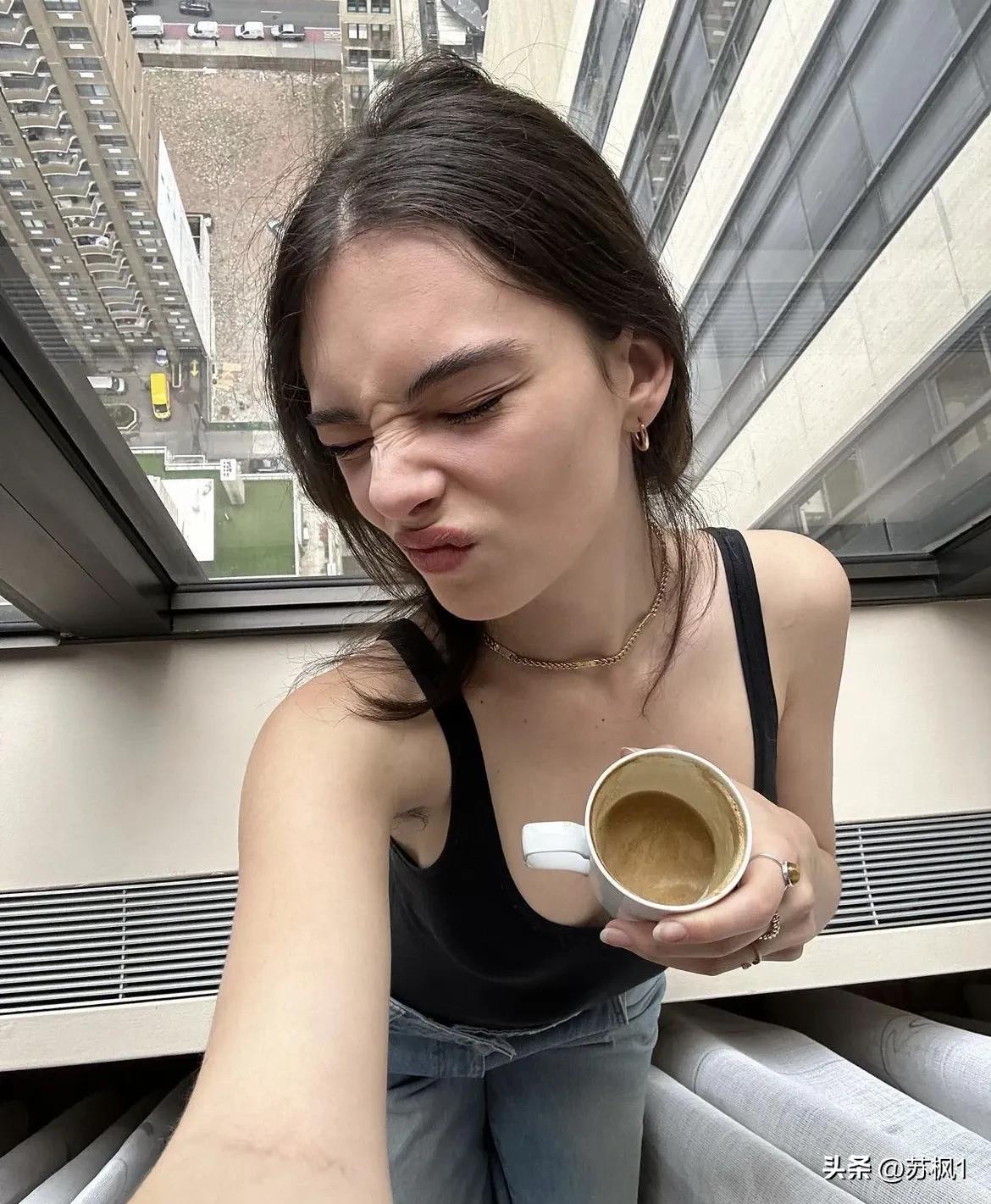 在我没有告诉你她爸妈是谁之前，你觉的她这张街拍美不美？