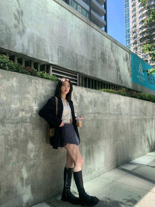 修身短袖搭配白色高腰瑜伽裤穿搭,浅粉色t恤搭配什么裙子