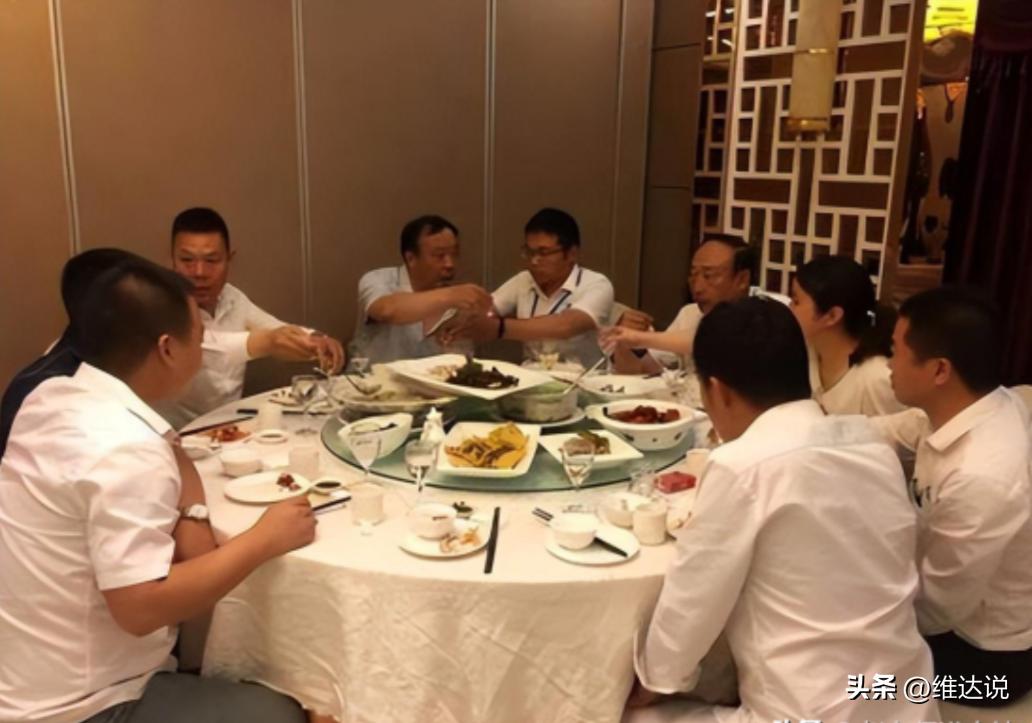 在酒桌上敬酒不知道该怎么说,在酒桌上喝酒的小妙招