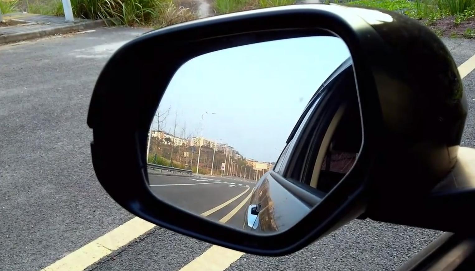 你真的会使用中央后视镜吗,汽车后视镜盲区怎么调节