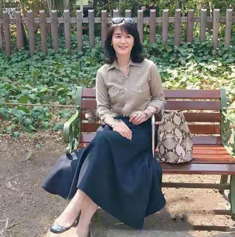 适合40岁女人穿的简单大方衣服,40岁的女人要穿什么衣服好看流行